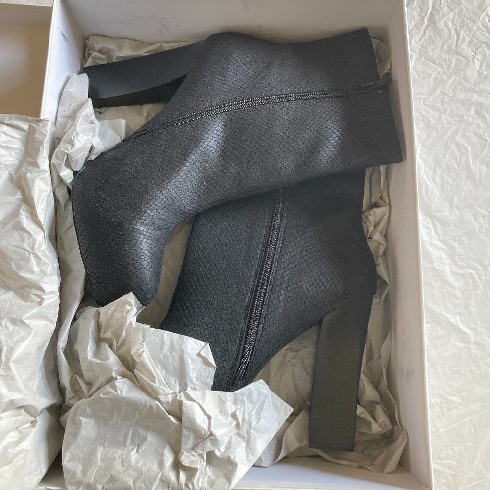 Replay women's size 41 IT snakeskin design chunky heel zippered high ankle boots